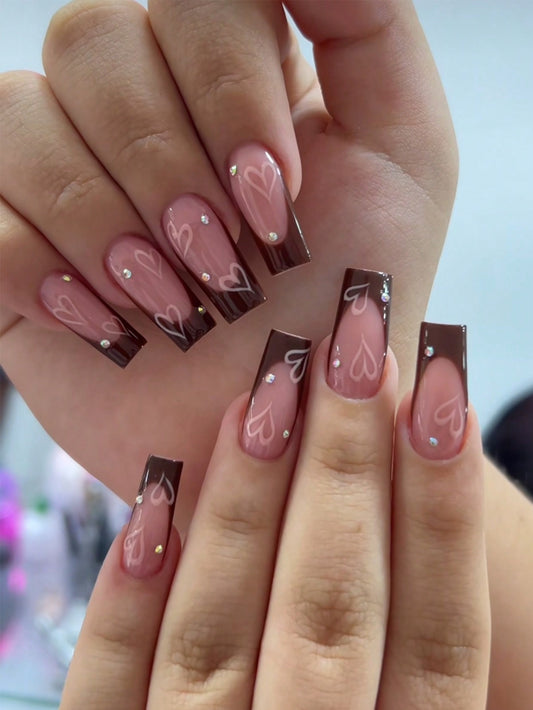 Faux ongles marron avec motif cœur