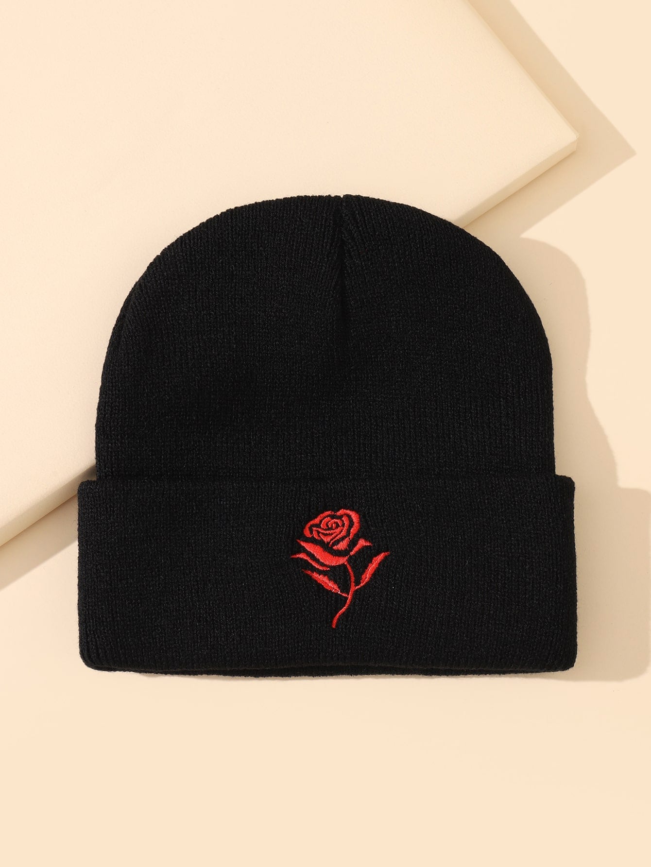 Bonnet motif fleur rouge