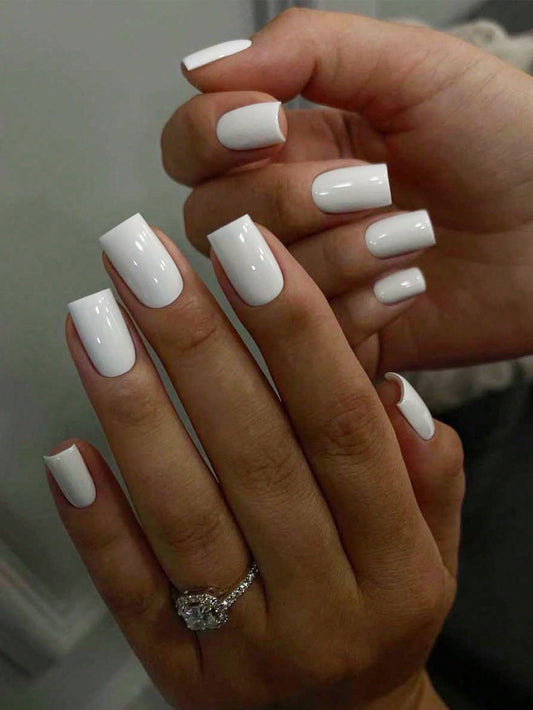 Faux ongle blanc simple