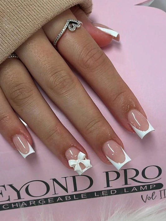 Faux ongle bout blanc motif noeuds