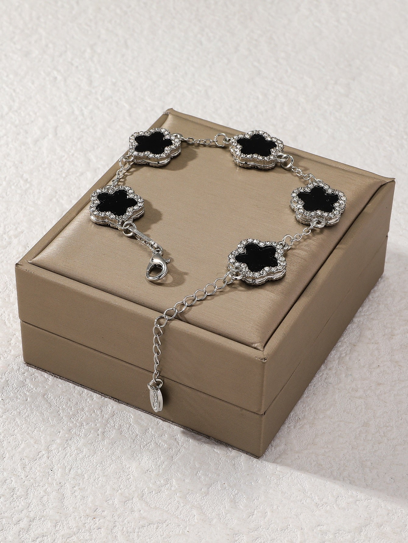 Bracelet fleuri noire avec strass