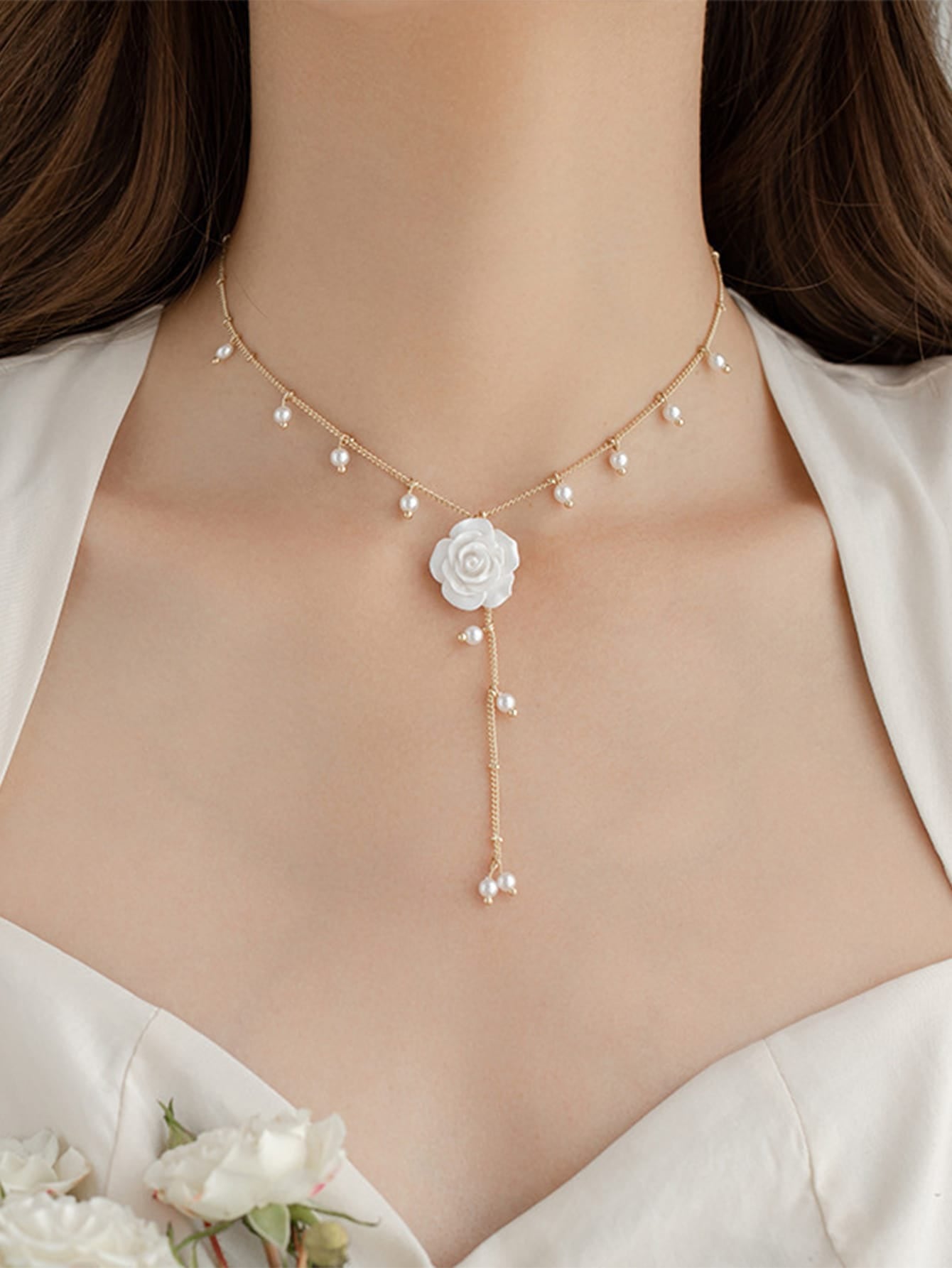 Collier perle fleur blanche