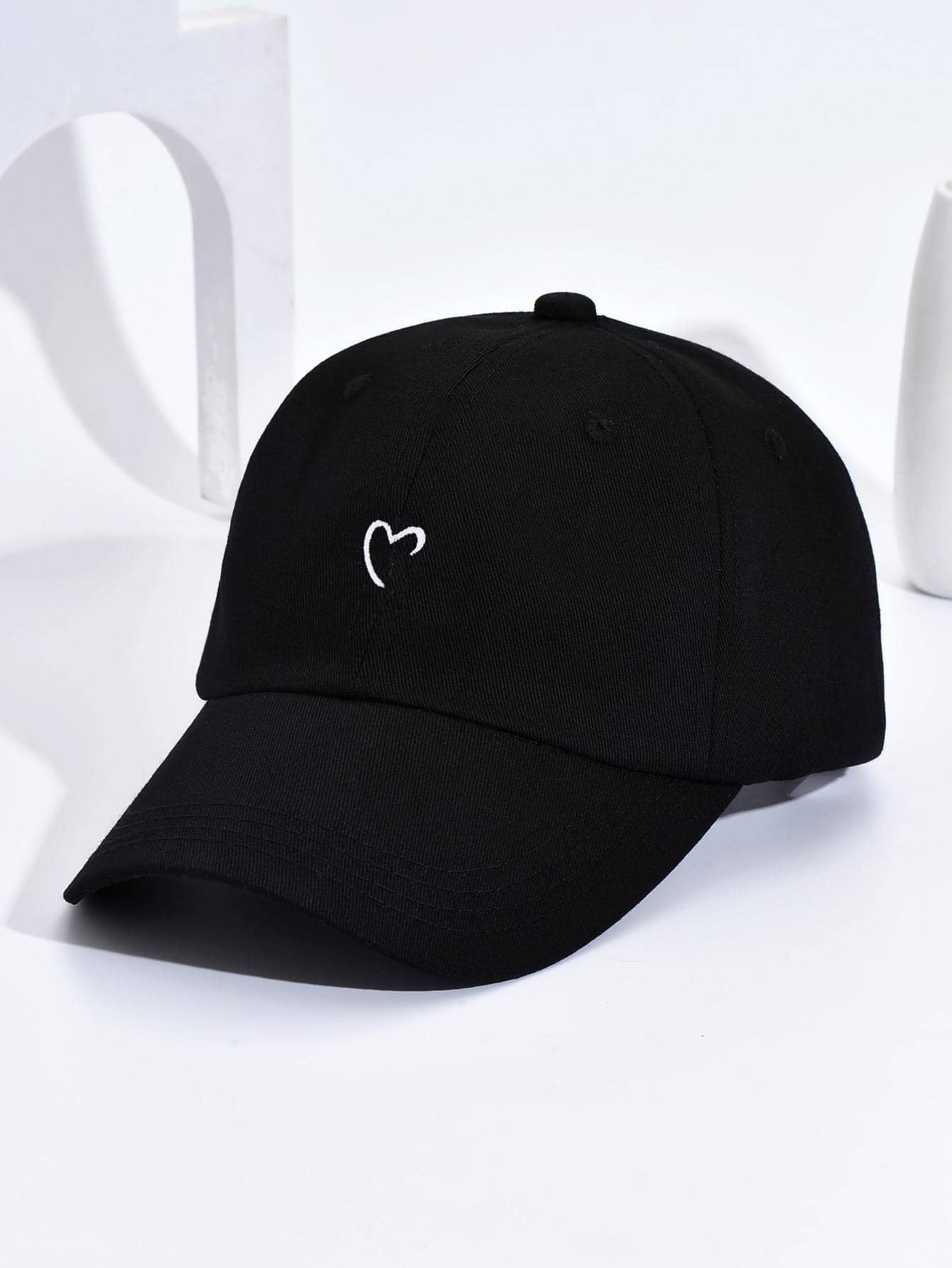 Casquette noire motif cœur